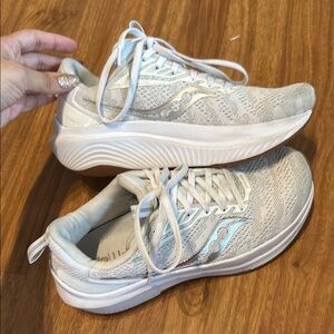 Women’s White Saucony Form Fit Sneakers 6.5